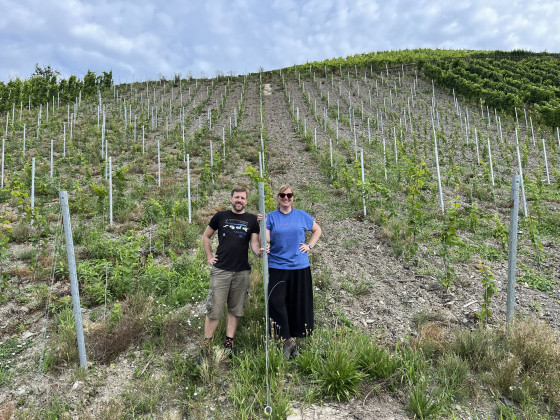 Auf einem neu gepflanzten Weinberg testen Dr. Philipp Lemke und Dr. Anne Vortkamp das von ihnen entwickelte Pflanzenstärkungsmittel.<address>© privat</address>