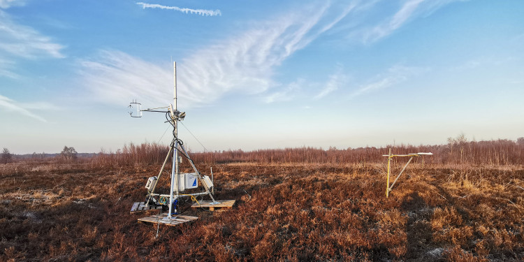 Es steht ein etwa zwei Meter hohes Messinstrument in einem Moorgebiet.<address>© Biosphere-Atmosphere Interaction research group</address>