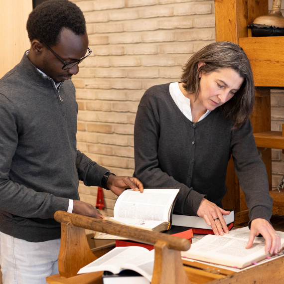 Zu sehen sind Projektleiterin Dr. Felicity Jensz und Mitarbeiter Dr. Michael Wandusim, die einige Bibeln vor sich verteilt und aufgeschlagen haben.<address>© Uni MS - Brigitte Heeke</address>