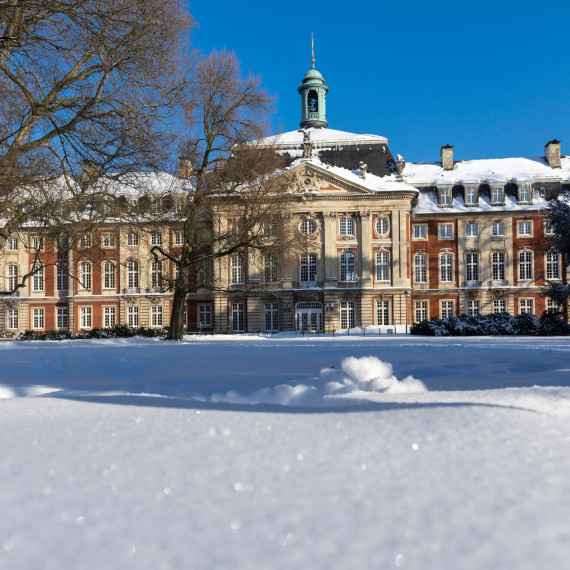 Das Schloss im Schnee, Blick vom Botanischen Garten.<address>© Uni MS - MünsterView</address>