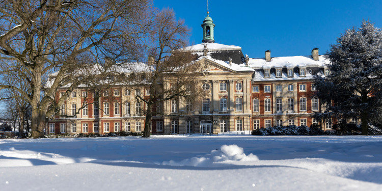 Das Schloss im Schnee, Blick vom Botanischen Garten.<address>© Uni MS - MünsterView</address>