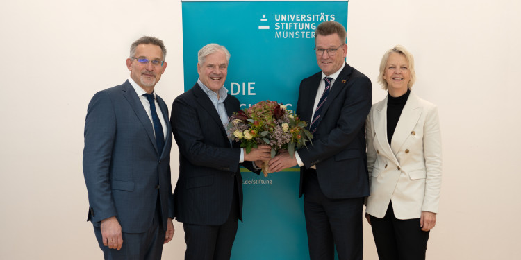 Auf dem Bild sind zu sehen: Dekan Prof. Dr. Thomas Langer, Dr. Andreas Dombret, Rektor Prof. Dr. Johannes Wessels und Geschäftsführerin Petra Bölling (v.l.).<address>© Uni MS - Brigitte Heeke</address>