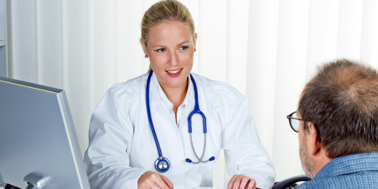 Gesprächssituation zwischen Ärtzin und Patient.<address>© Gina Sanders - Fotolia.com</address>