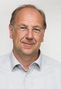 Zu sehen ist ein Porträtfoto von Prof. Dr. Norbert Kersting vor hellem Hintergrund.<address>© Anna Overmeyer</address>