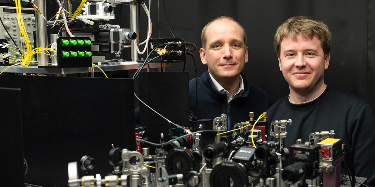 Prof. Dr. Martin Salinga (links) und Sebastian Walfort im Laserlabor am Institut der Materialphysik<address>© Niklas Vollmar</address>