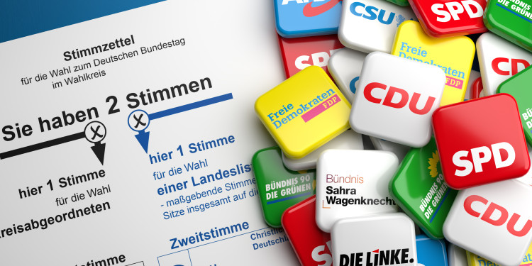 Links auf dem Bild ist ein Wahlschein zu sehen, auf denen man Kreuze für die Erst- und die Zweitstimme setzen kann. Rechts auf dem Bild befinden sich Buttons mit den Logos verschiedener deutscher Parteien.<address>© Andreas Prott - stock.adobe.com</address>